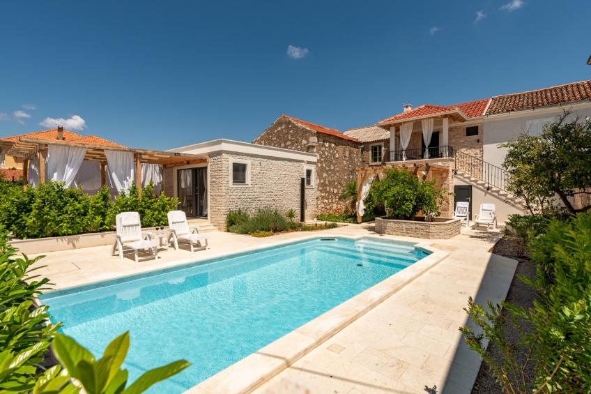Studio Apartment Varos with shared pool