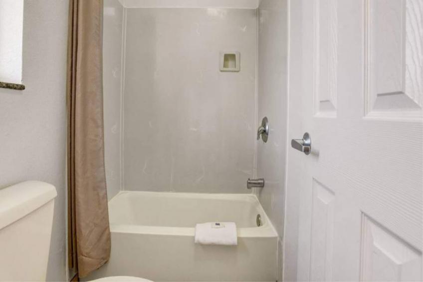 1 Queen Bed  Non-Smoking Micfridge - foto 20