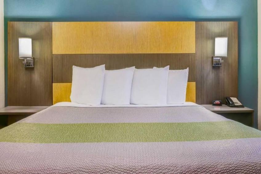 1 King Bed  Non-Smoking Kitchen - foto 15