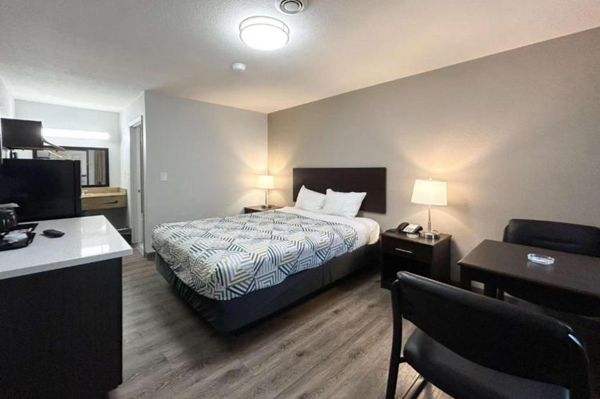 1 Queen Bed  Suite Non-Smoking Micfridge - foto 8