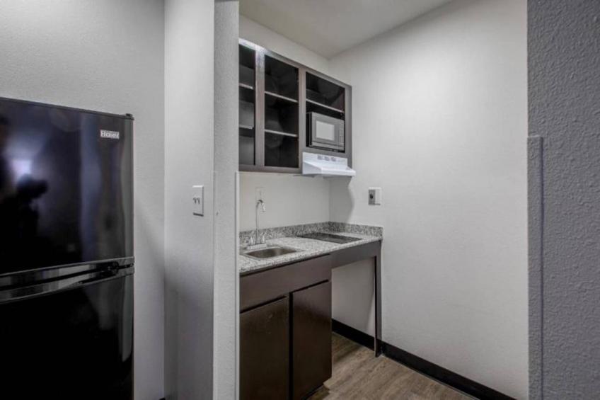 1 Queen Bed  Deluxe Kitchen Non-Smoking - foto 7