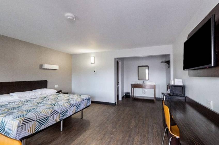 1 Queen Bed  Non-Smoking Micfridge - foto 19