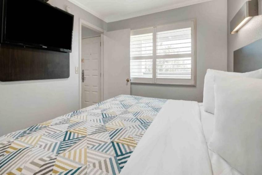 1 King Bed  Non-Smoking Kitchen - foto 11
