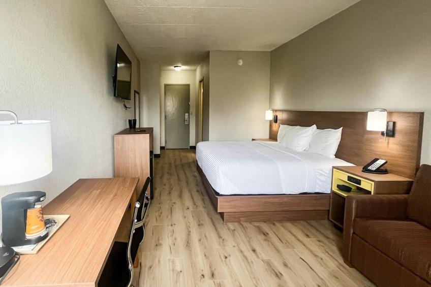 1 King Bed | Non-Smoking, Micfridge - foto 16