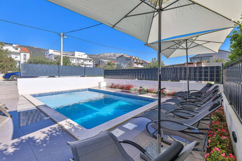 Expansive Retreat with Private Pool & BBQ, Near the Beach - Six Bedroom Villa - foto 35