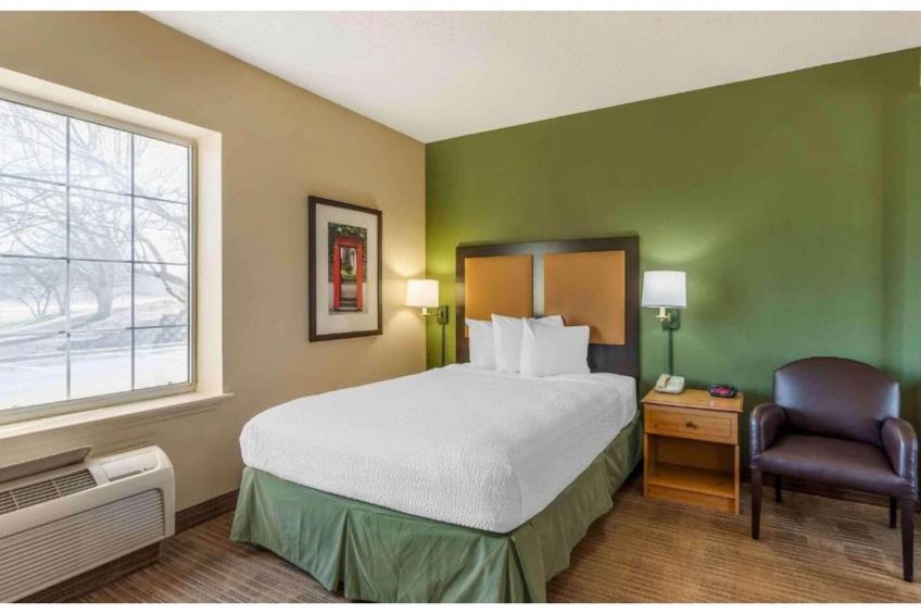 1 Queen Bed  ADA/RI Shower/Smoking/Kitchen - foto 11
