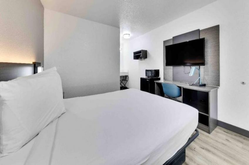 1 Full Bed  ADA/Tub/Mini Fridge - foto 8