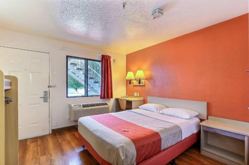 1 Queen Bed  Mini Fridge - foto 18
