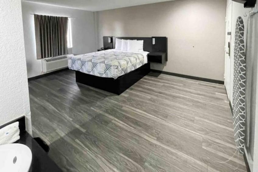1 King Bed  Smoking Micfridge - foto 24