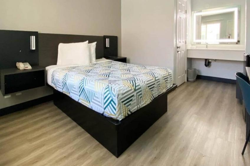 1 Queen Bed  Mini Fridge - foto 6