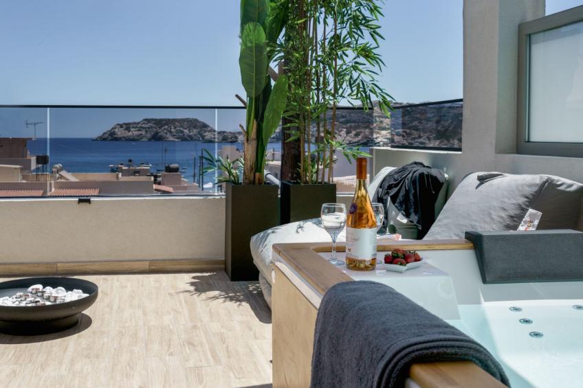Neue Charavgi Suite mit Jacuzzi, 40m vom Strand entfernt