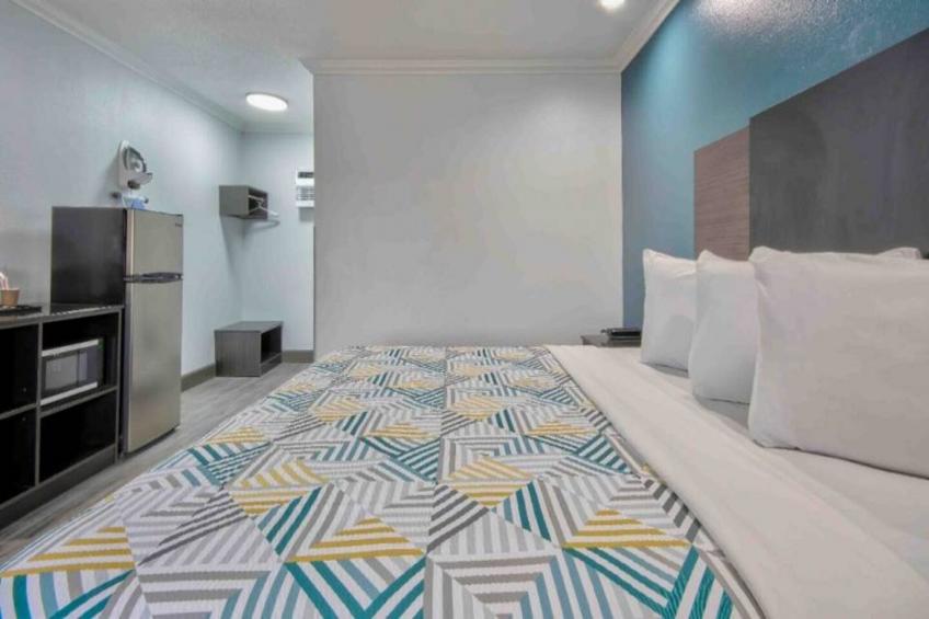 1 King Bed  Mobil Acc RI Shwr Suite Nsmk - foto 16