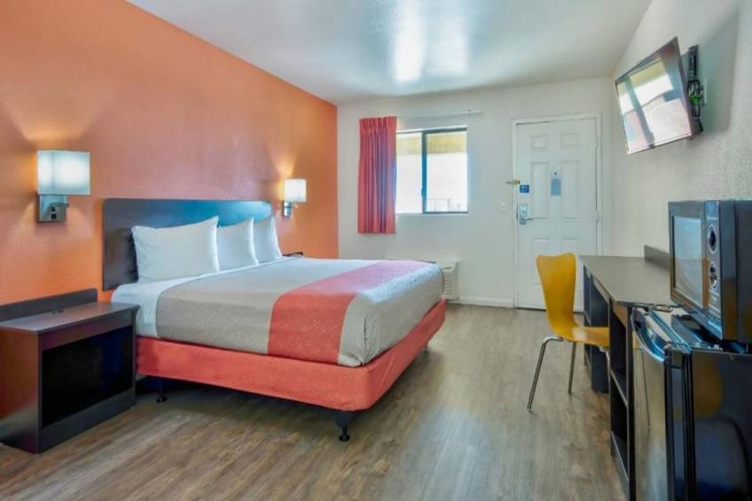 1 Queen Bed  Mobility Accessible Tub Nsmk - foto 4
