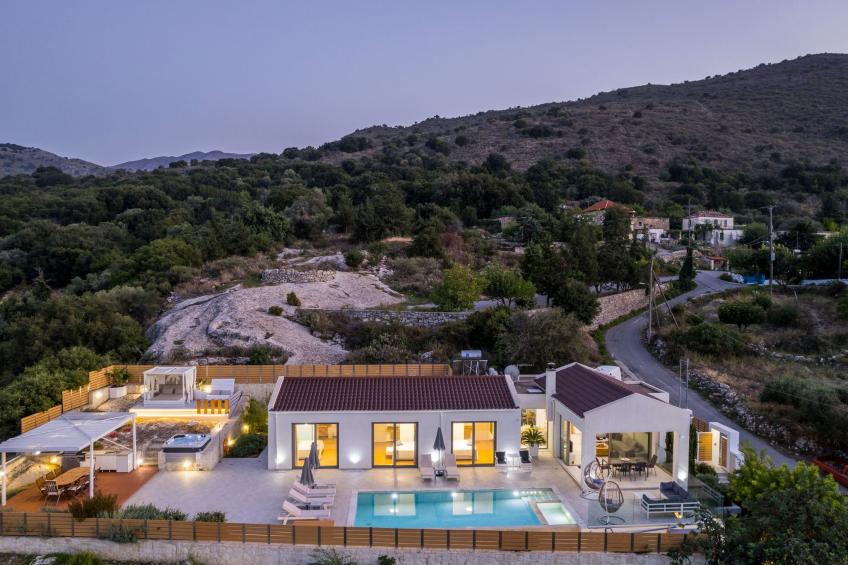 Villa White Harmony 6km vom Strand entfernt mit Pool