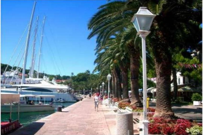 Apartments & Rooms Barišić - Double Room with Balcony and Garden View (Soba 1) - foto 23