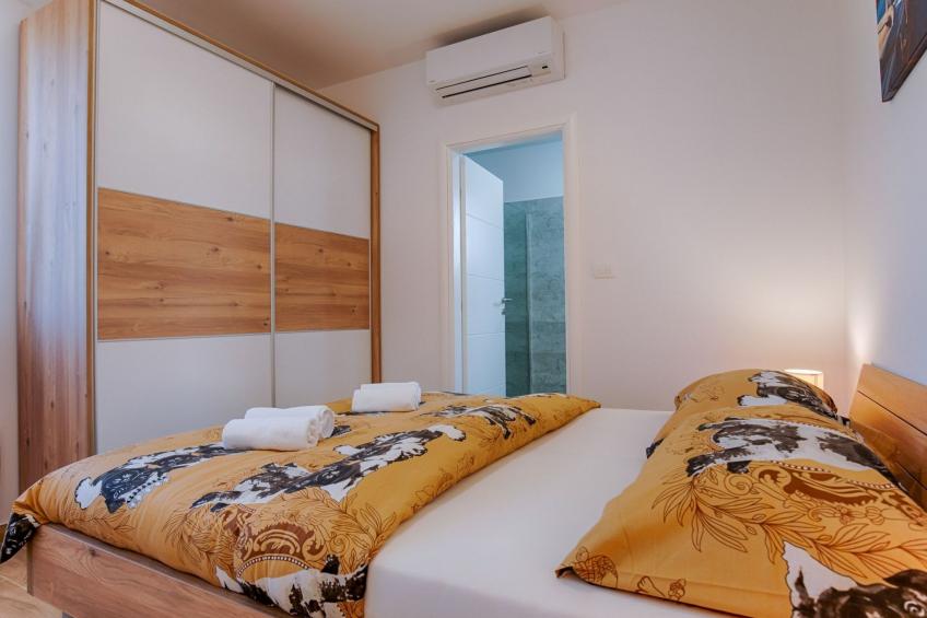 Haus in Pinezići mit privatem Pool - foto 38