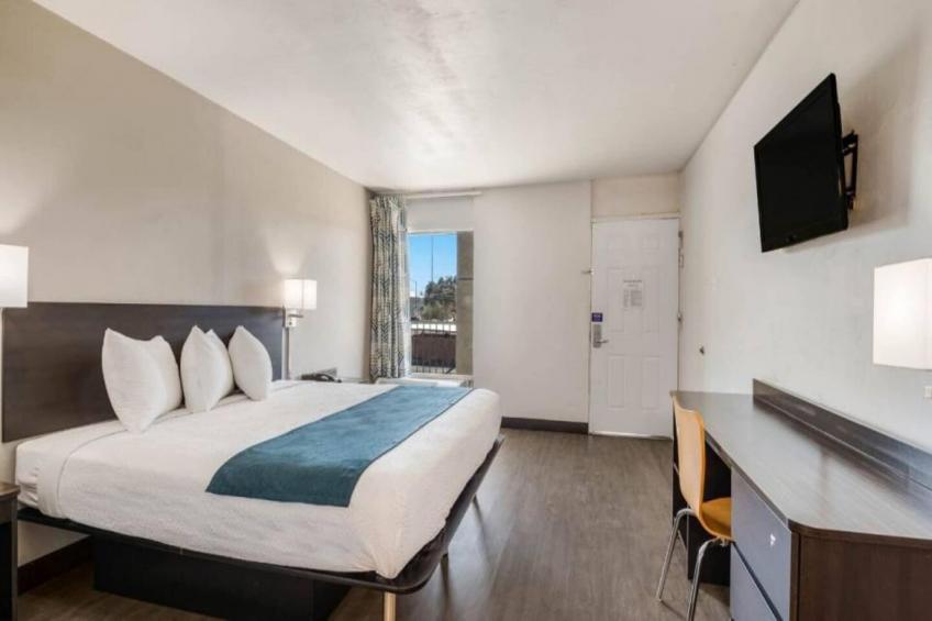 1 King Bed  Non-Smoking Mini Fridge - foto 8