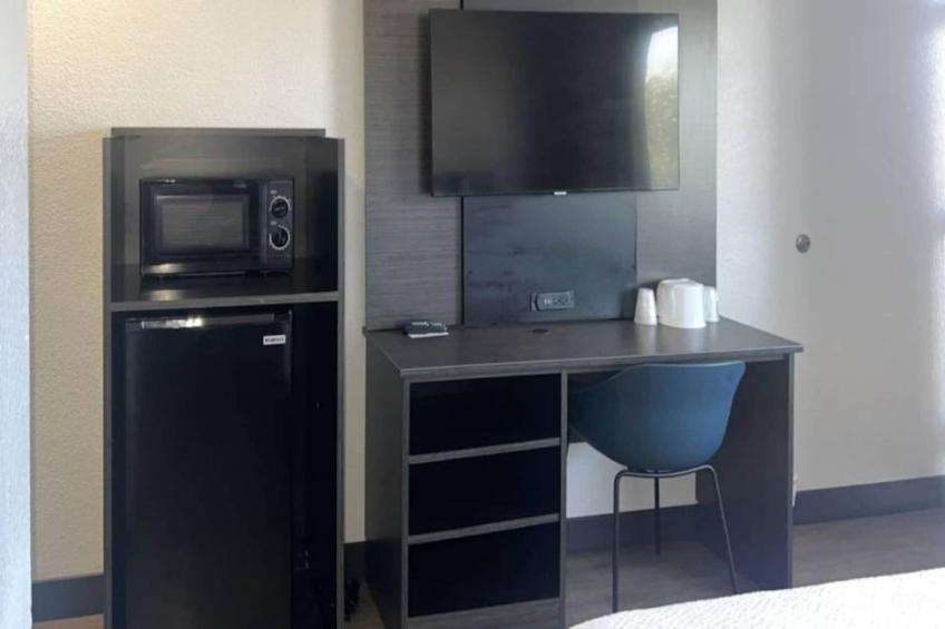 1 Full Bed  ADA/RI Shower - foto 12