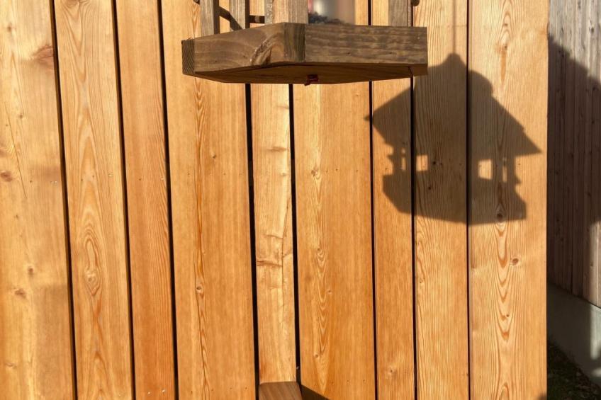 Modernes Chalet für 4 Personen in einem Waldpark