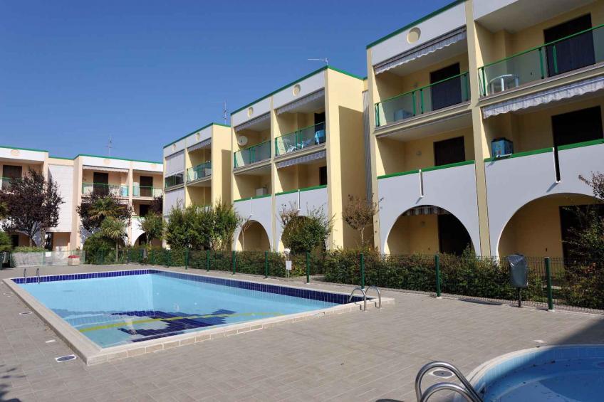 Vakantiewoning met airconditioning, terras, balkon en zwembad - VW-GBYG8