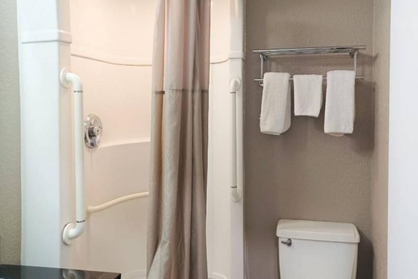1 Full Bed  ADA/RI Shower Smoking - foto 10