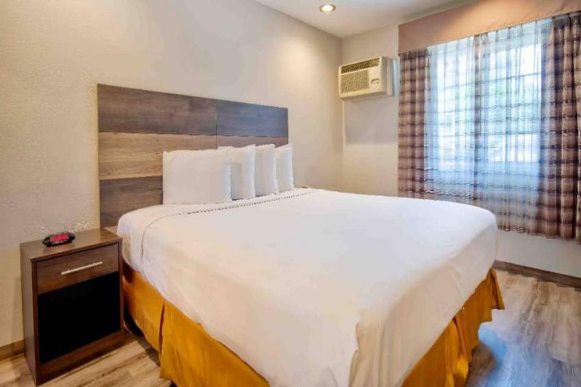 1 King Bed  Non-Smoking Micfridge Sofa-Bed - foto 12