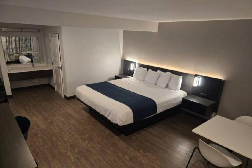 1 King Bed  Non-Smoking Mini Fridge - foto 10