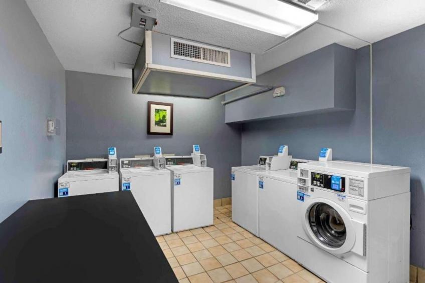 1 Queen Bed  Non-Smoking Kitchen - foto 35