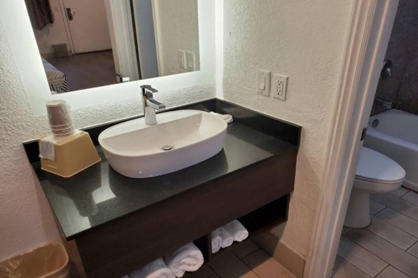 1 Queen Bed  Mobil Access Tub Nsmk Kitchen - foto 30