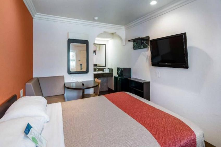 1 King Bed  Non-Smoking Micfridge - foto 3
