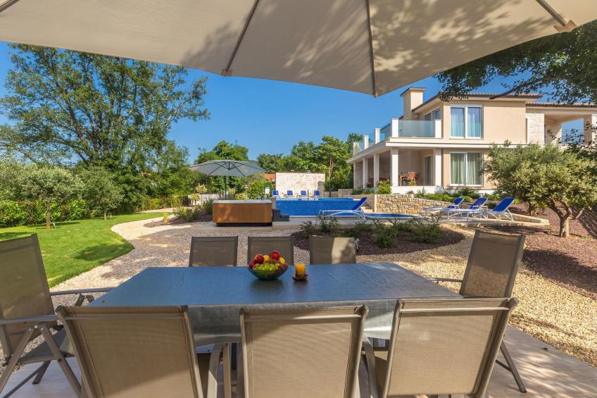 Schöne Villa in einer ruhigen Umgebung mit Pool - foto 10