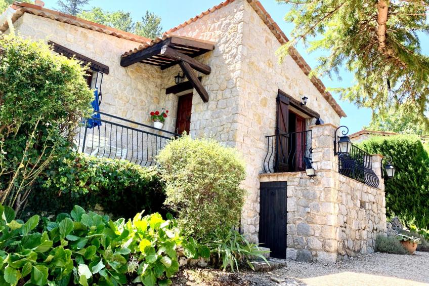 Steinhaus Garten und Blick auf die Berge
