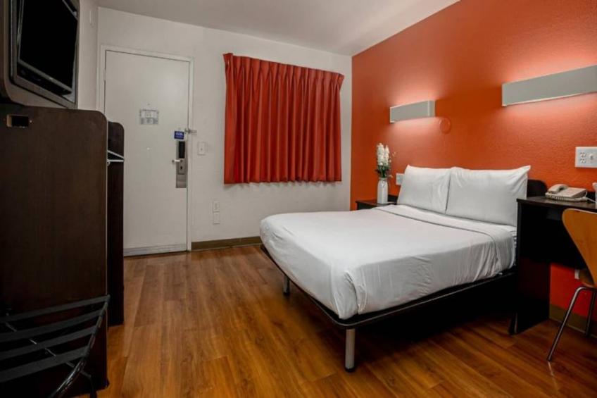1 Queen Bed  Premium Mini Fridge - foto 19