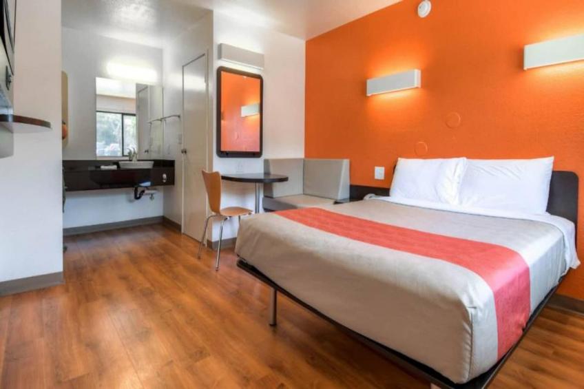 1 Queen Bed  Mini Fridge - foto 11