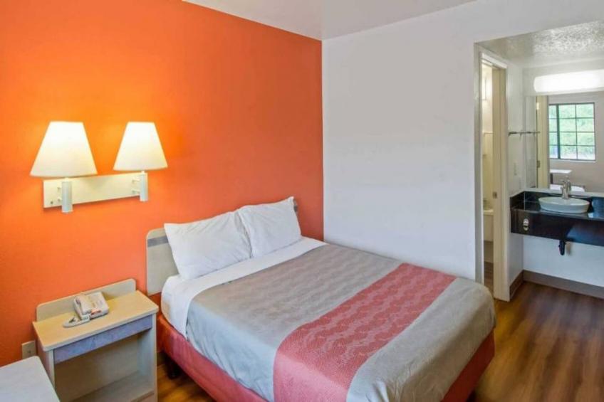 1 Queen Bed  ADA/RI Shower - foto 17