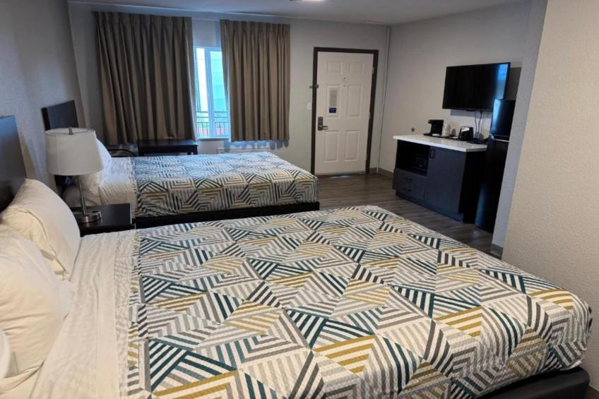 2 Queen Beds  Non-Smoking Micfridge