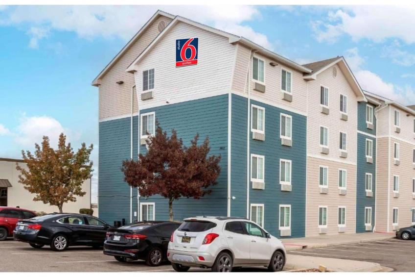 1 Queen Bed | ADA\/RI Shower\/Nsmk\/Kitchen - foto 6