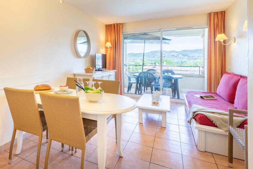 Pierre & Vacances Village Pont Royal en Provence Apartment 6 people - 1 bedroom + 1 sleeping alcove - Balcony or terrace - foto 2