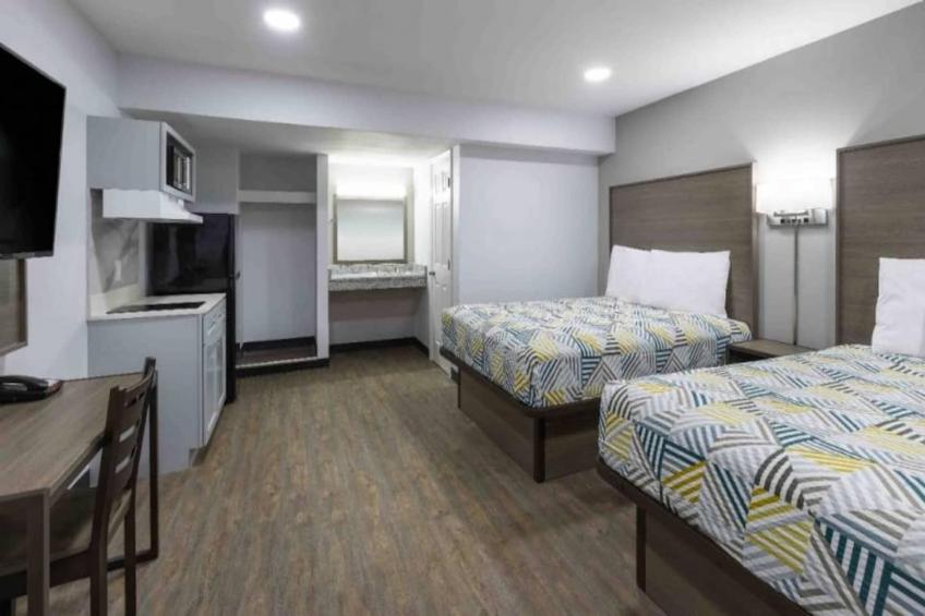 2 Queen Beds  Suite Non-Smoking Kitchen - foto 10