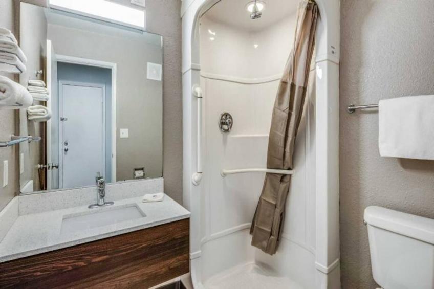1 King Bed  Mob Access Tub Nsmk Minifridg - foto 19