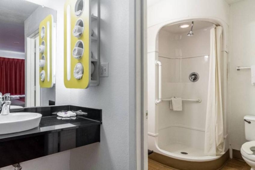 1 King Bed  Mobility Accessible RI Shower Nsmk - foto 9