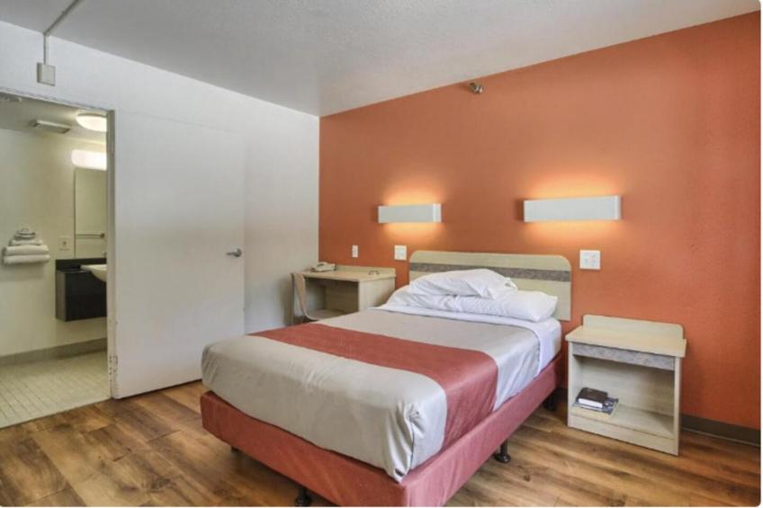 1 Queen Bed  Non-Smoking Micfridge - foto 15