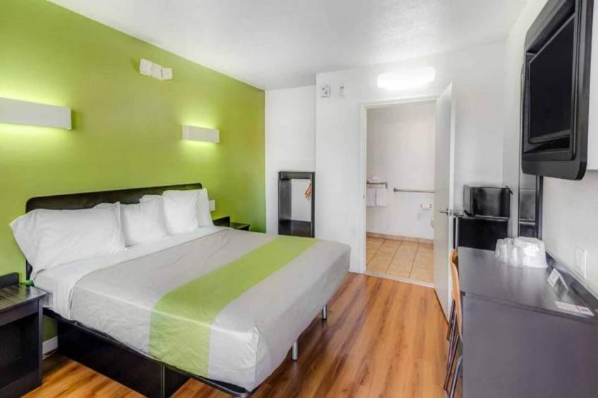 1 Queen Bed  Smoking Micfridge - foto 5