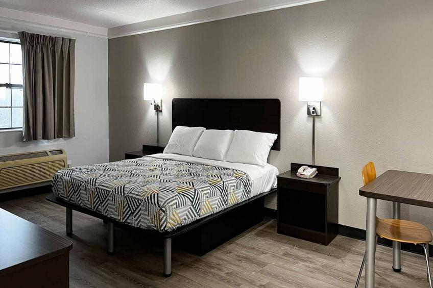 1 King Bed | Non-Smoking, Micfridge - foto 14
