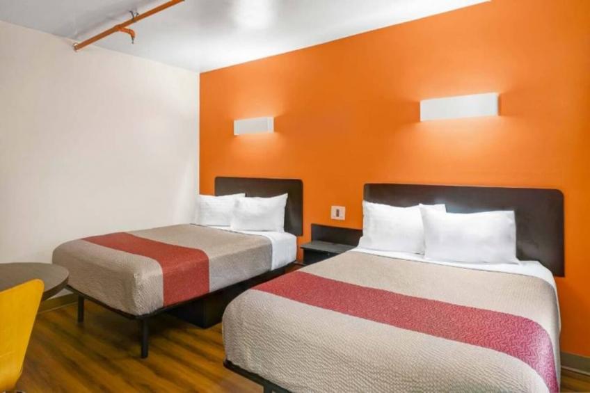 2 Queen Beds  Non-Smoking Micfridge - foto 12