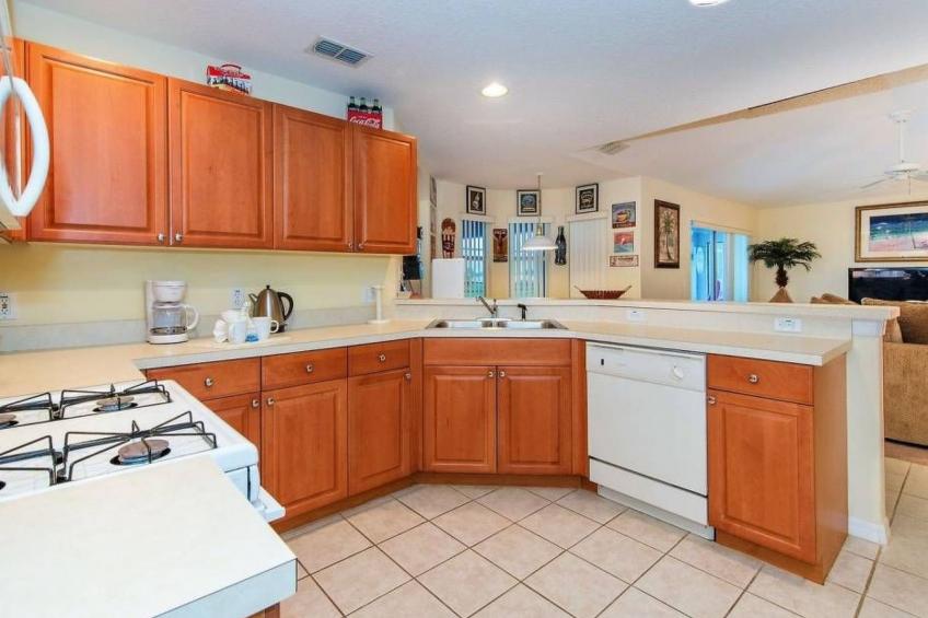 Sonniger Privatpool mit freistehendem Whirlpool und Filmraum - foto 11