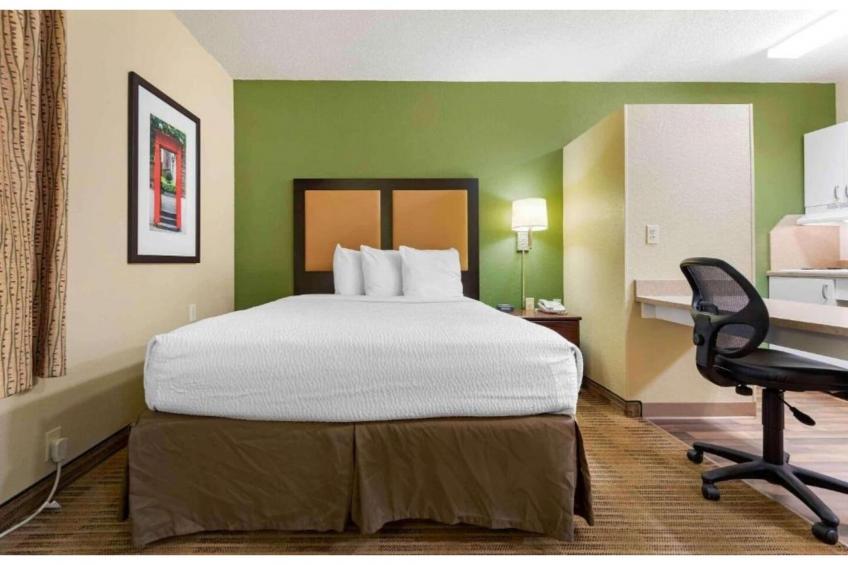 1 Queen Bed  Non-Smoking Kitchen - foto 15