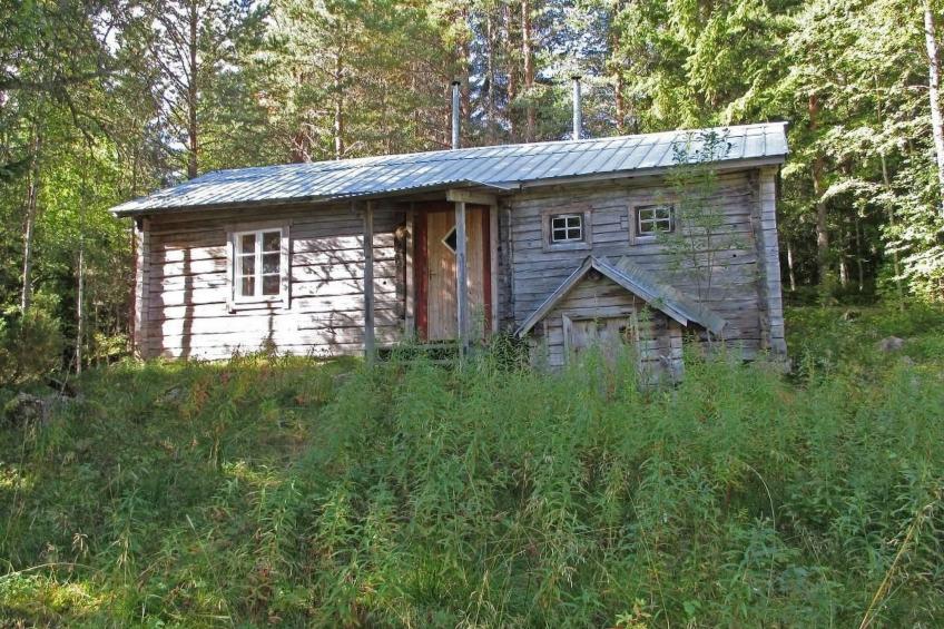 Einfache Holzhütte für das wahre Naturerlebnis am Stausee