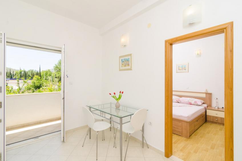 Apartments & Rooms Barišić - Studio Apartment with Balcony and Garden View (First Floor)-APT 2 - foto 3