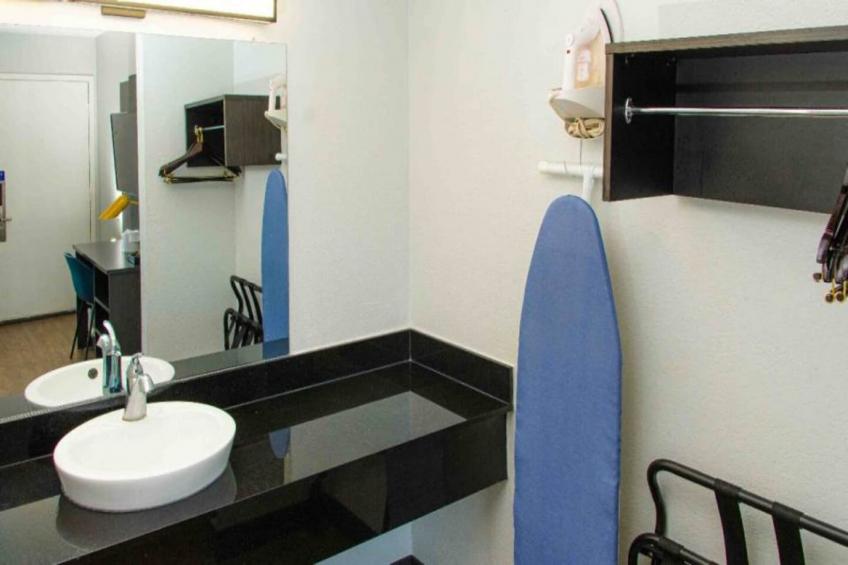 1 Queen Bed  Mobility Accessible Tub - foto 14